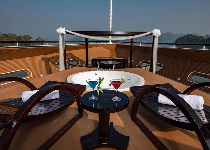 Scarlet Pearl Cruises - Wonder On Lan Ha Bay 