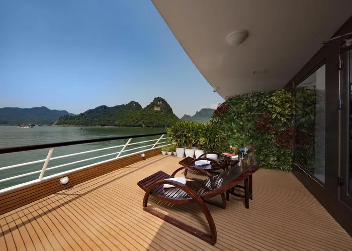 Scarlet Pearl Cruises - Wonder On Lan Ha Bay 5*