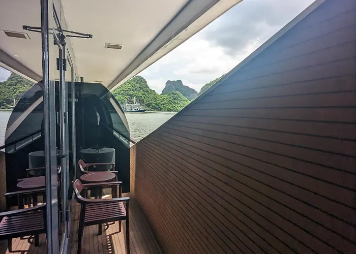 Scarlet Pearl Cruises - Wonder On Lan Ha Bay 