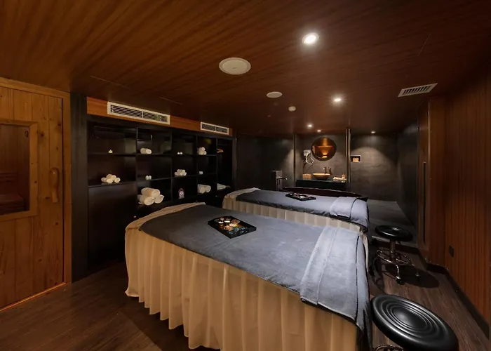 Scarlet Pearl Cruises - Wonder On Lan Ha Bay 