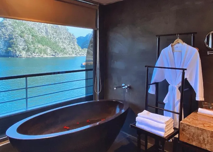 Scarlet Pearl Cruises - Wonder On Lan Ha Bay