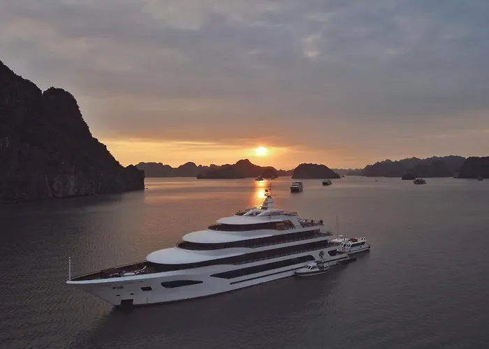 Scarlet Pearl Cruises - Wonder On Lan Ha Bay 