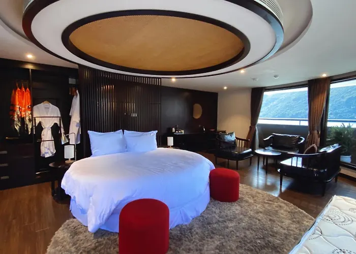  Scarlet Pearl Cruises - Wonder On Lan Ha Bay 5*