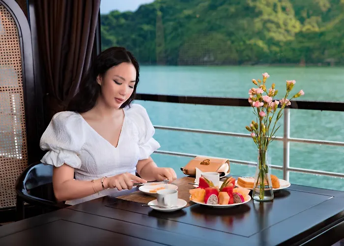 Scarlet Pearl Cruises - Wonder On Lan Ha Bay 5*