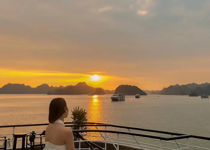 Scarlet Pearl Cruises - Wonder On Lan Ha Bay 