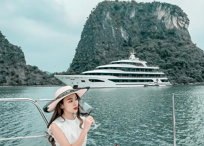 Scarlet Pearl Cruises - Wonder On Lan Ha Bay 